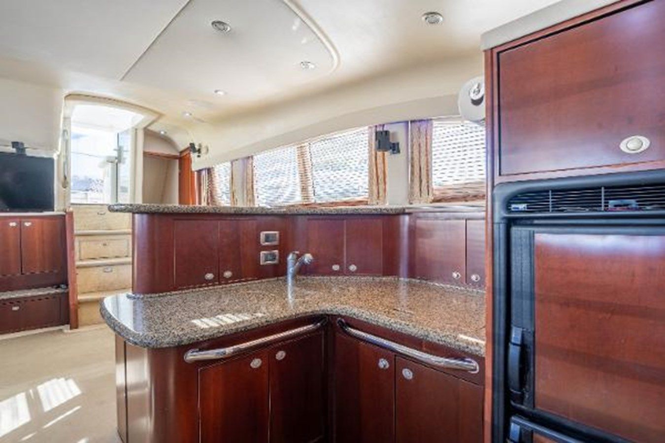 Buy a yacht Happy Hour - SEA RAY