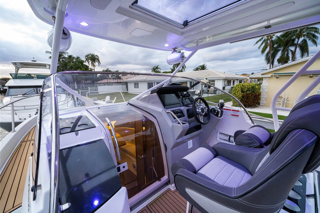 Buy a Jeanneau Leader 9.0 WA - Jeanneau at Shestakov Yacht Sales