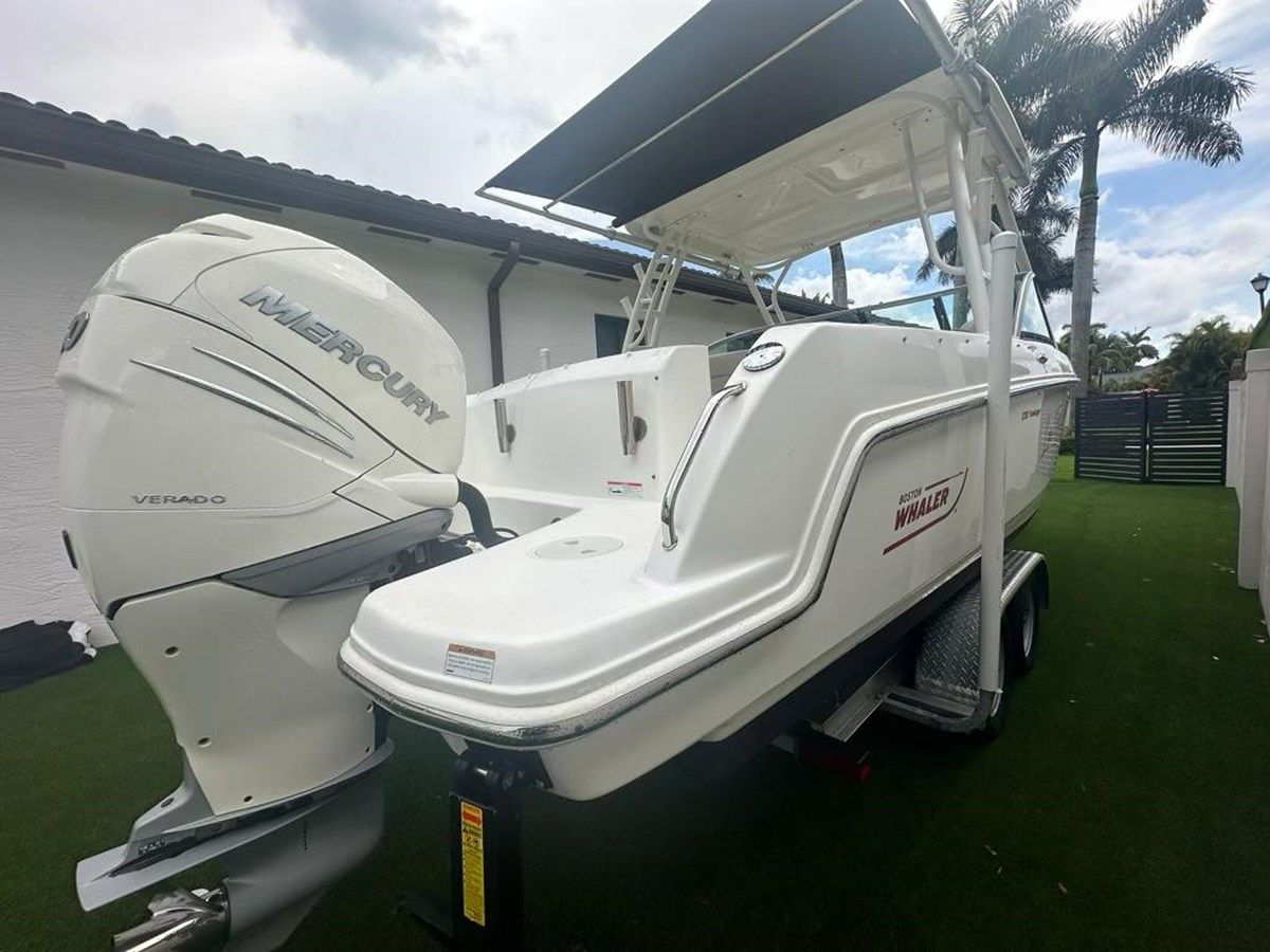 the best price on Boston Whaler 230 Vantage 2020