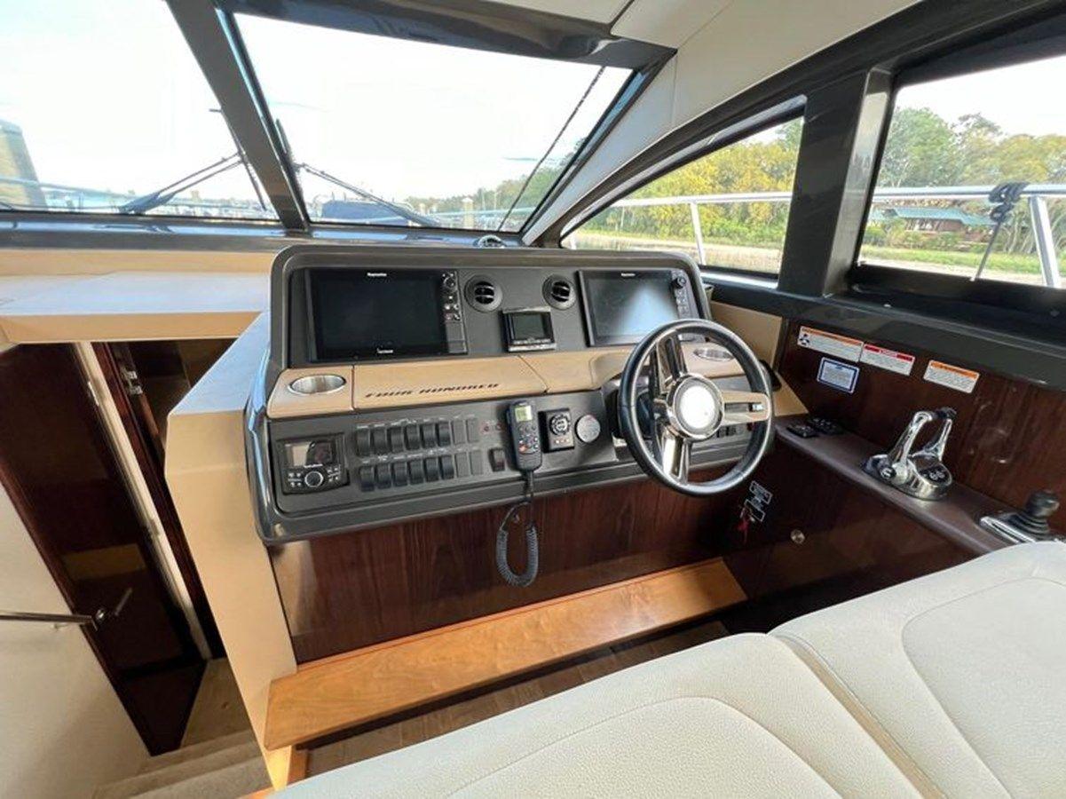 Купить яхту Sea Ray 400 Sundancer 40 в Shestakov Yacht Sales