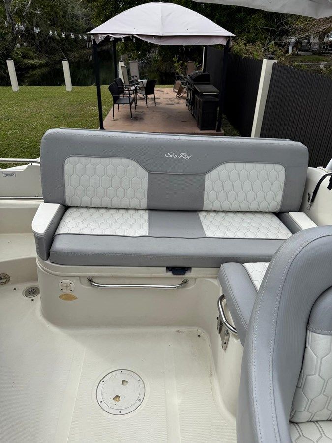 Sea Ray 220 Sundeck - SEA RAY