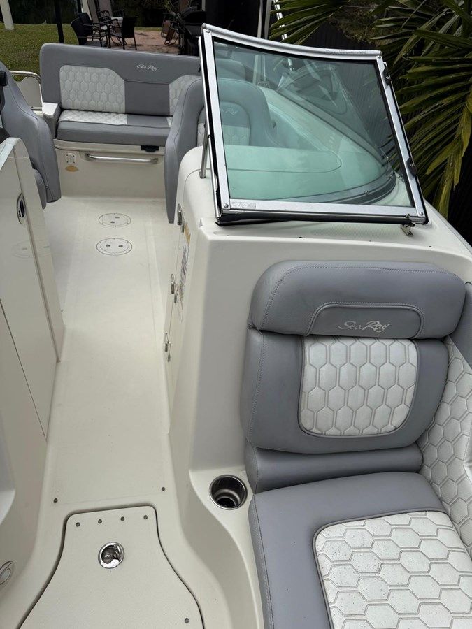 Buy a yacht Sea Ray 220 Sundeck 220 Sundeck