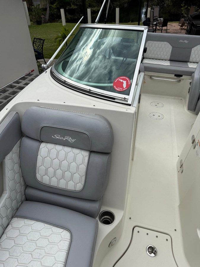 Sea Ray 220 Sundeck - SEA RAY price