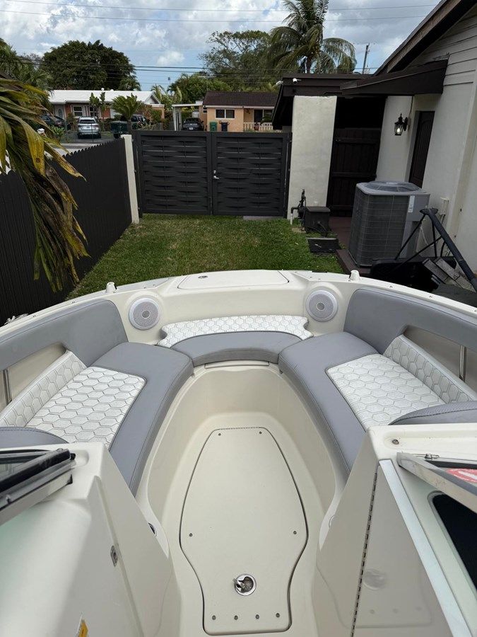 the best price on Sea Ray 220 Sundeck 22