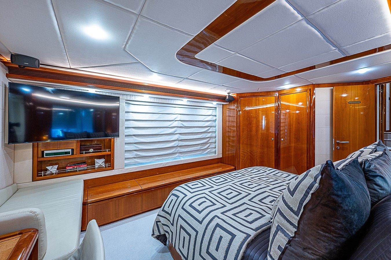 Buy a La Bella Vita 830 at Shestakov Yacht Sales