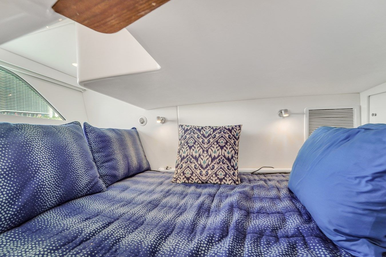 Купить яхту Intrepid 407 Cuddy в Shestakov Yacht Sales