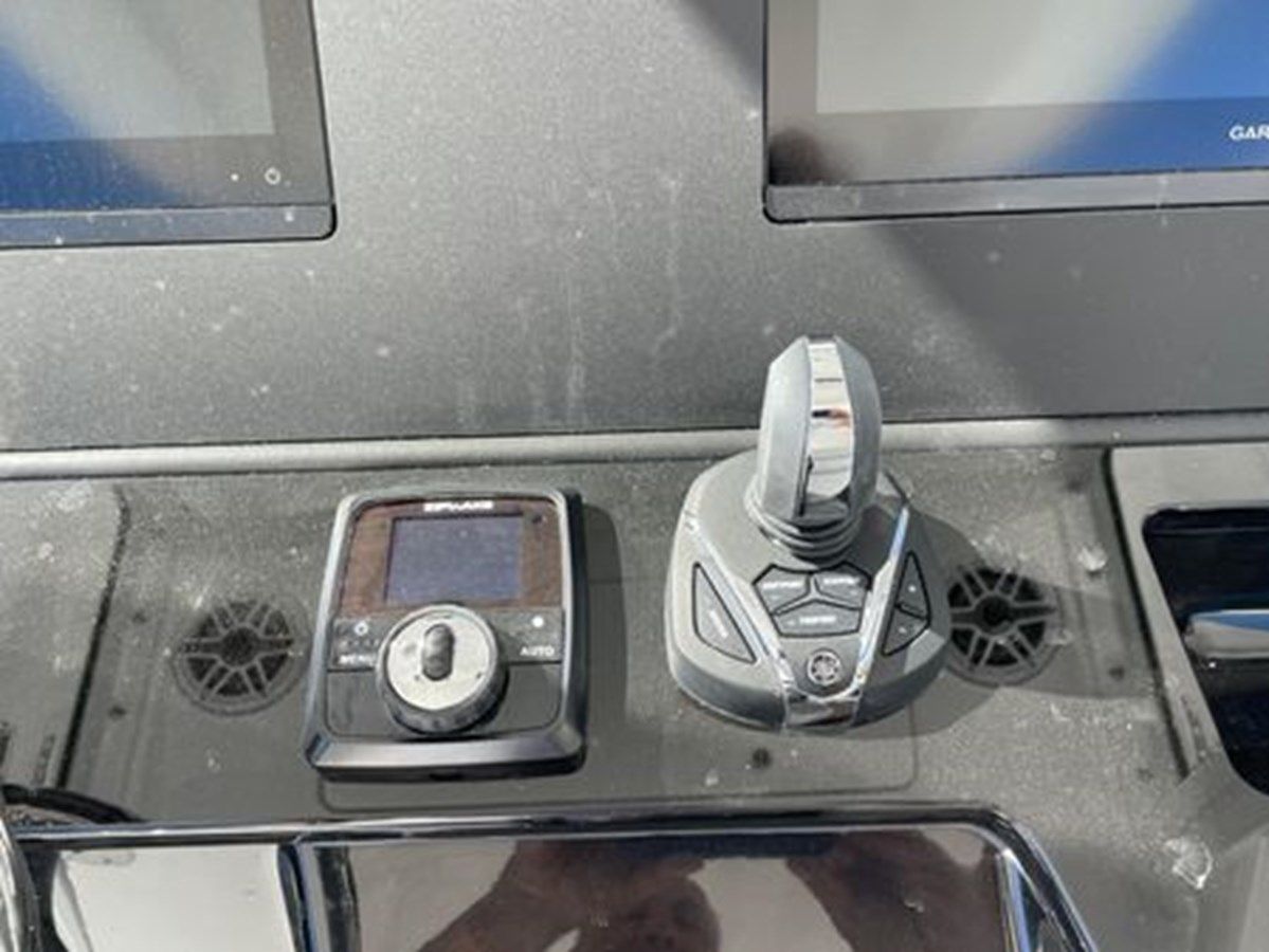 Buy a 2026 EVERGLADES 315cc 33 at Shestakov Yacht Sales