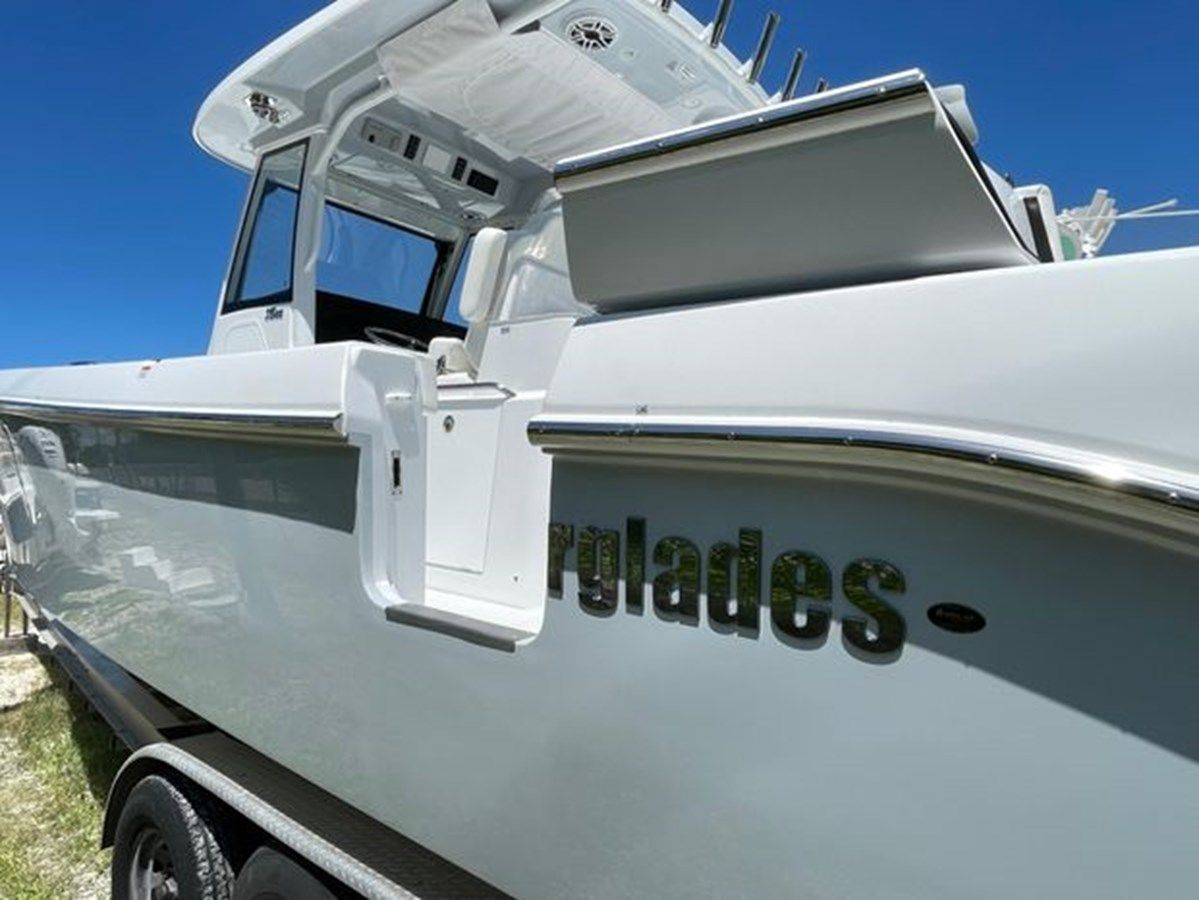 Buy a 2025 Everglades 315CC 315 Center Console at Shestakov Yacht Sales