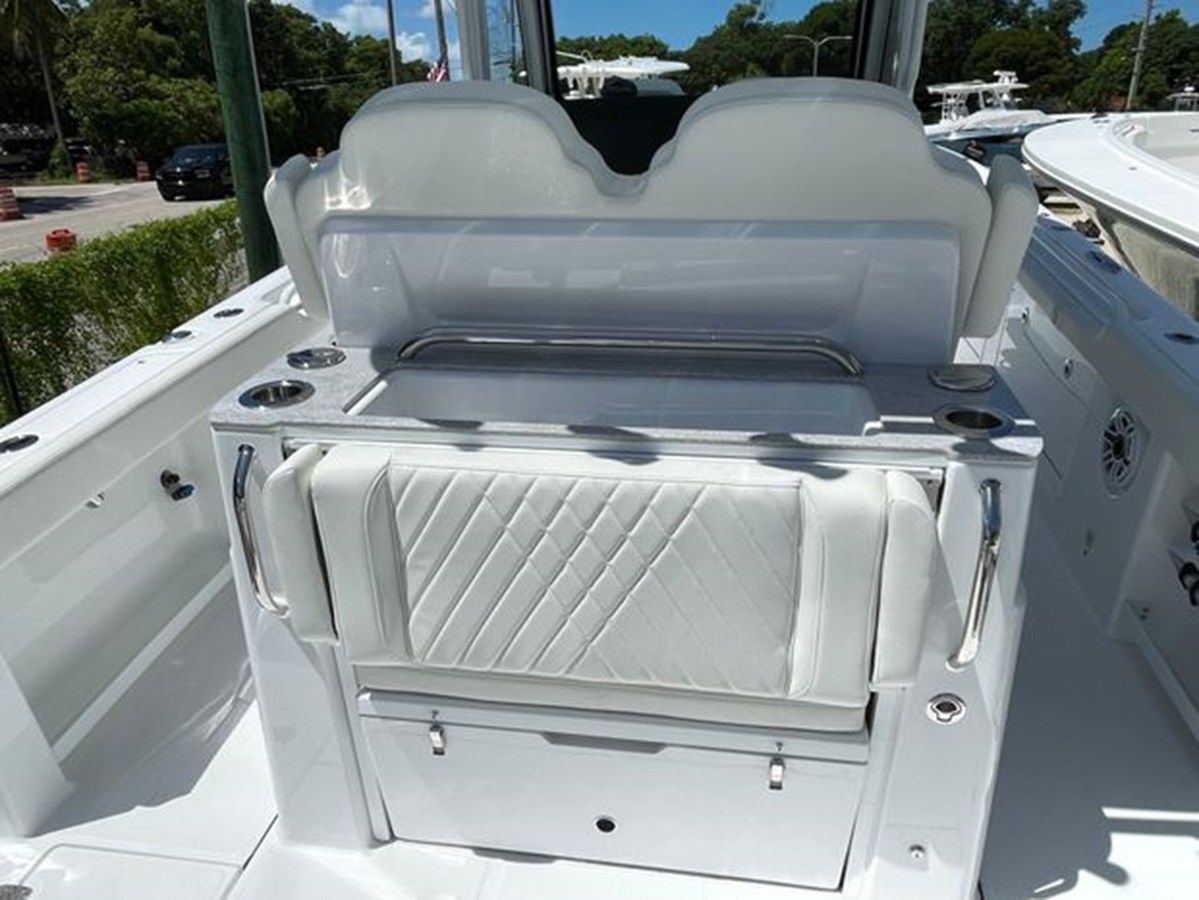 Buy a 2025 Everglades 315CC 33 at Shestakov Yacht Sales