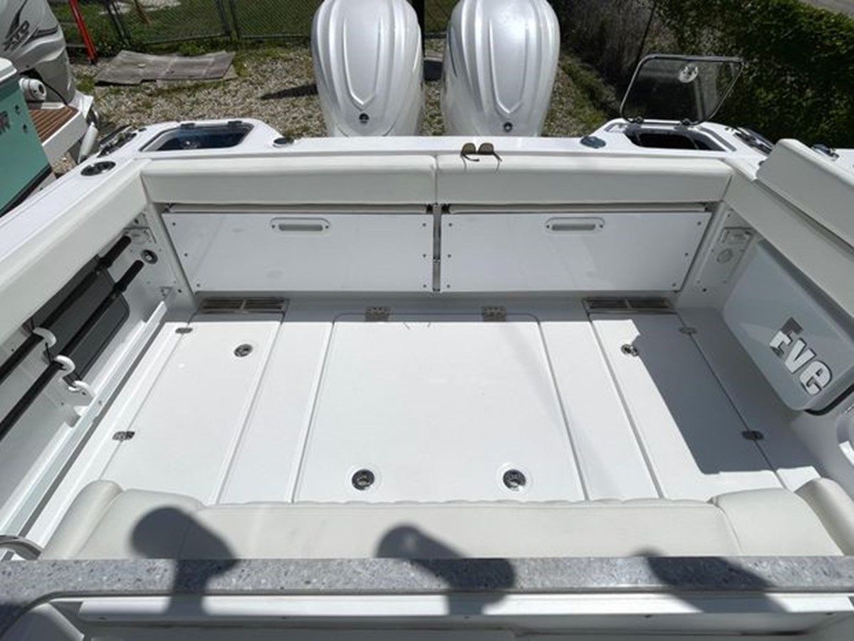 2025 Everglades 315CC 315 Center Console