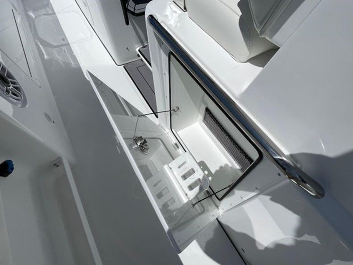 2025 Everglades 315CC 315 Center Console price