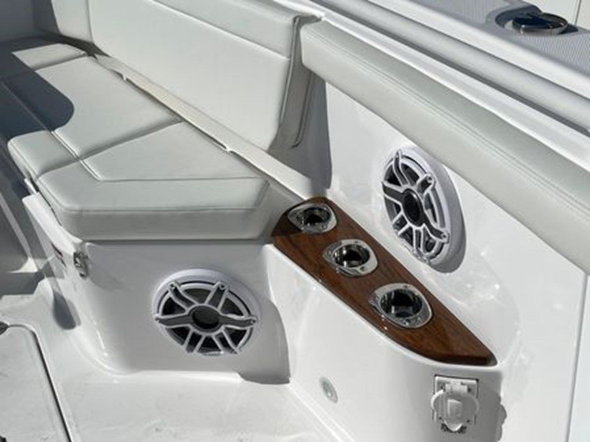 Лучшая цена на 2024 Everglades 395 cc 42