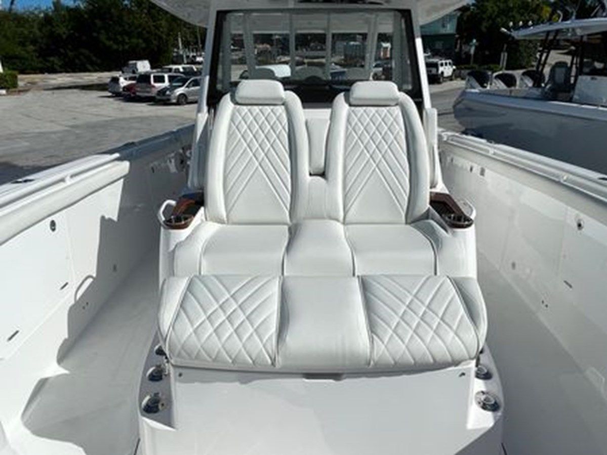 Купить яхту 2024 Everglades 395 cc в Shestakov Yacht Sales