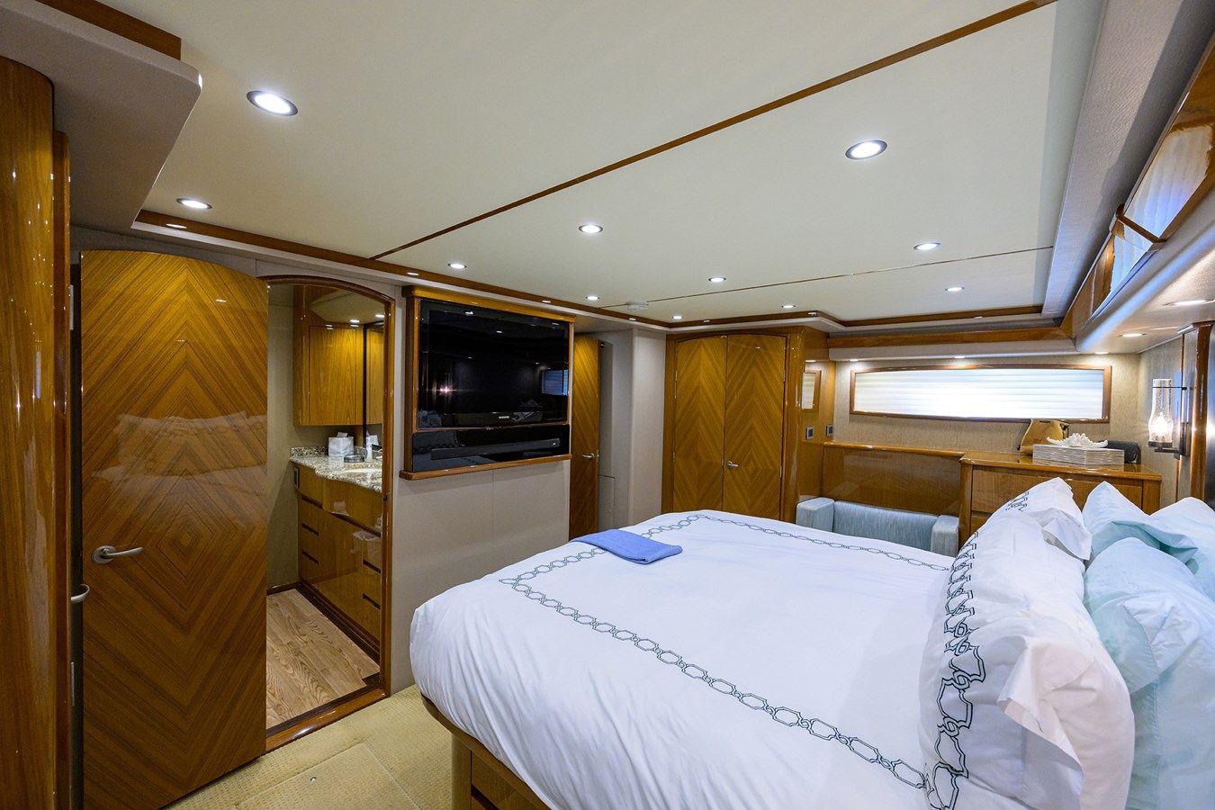 Buy a yacht WASABI ENCLOSED FLYBRIDGE