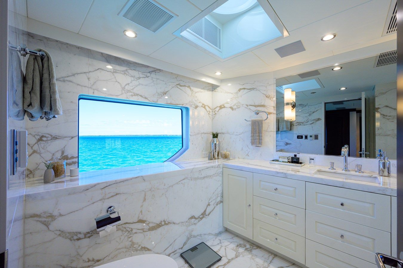 Лучшая цена на MISSING LINK - Christensen Yachts