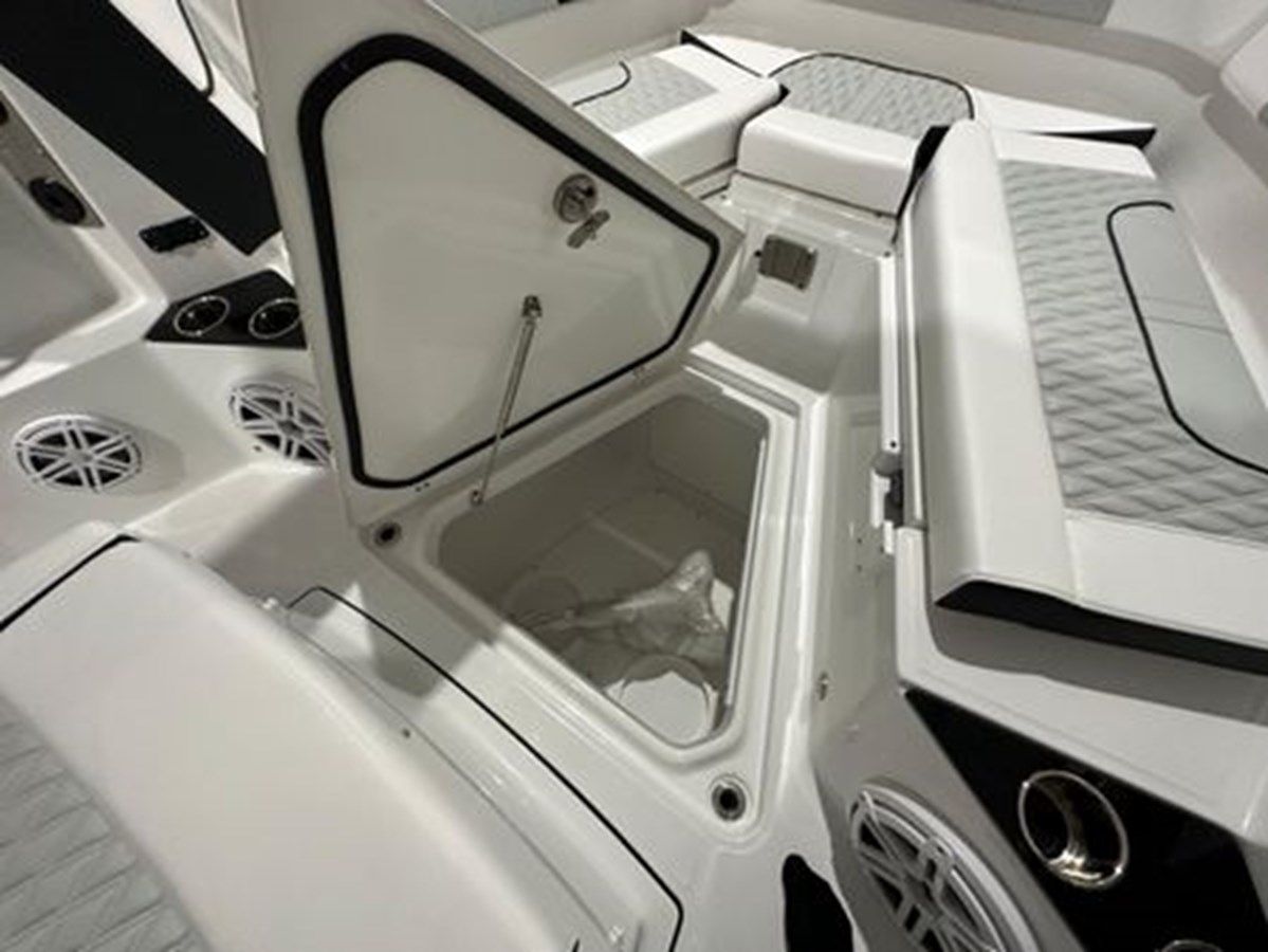 Продажа яхты 2024 Blackfin 302CC 32