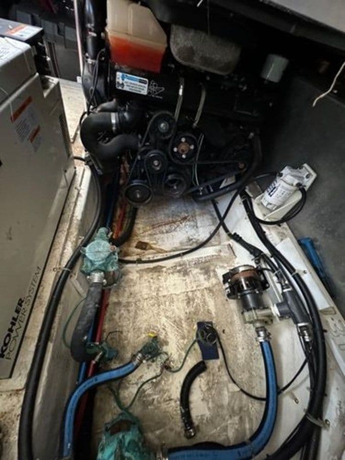 Buy a yacht 2000 Carver 356 Aft Cabin Motor Yacht