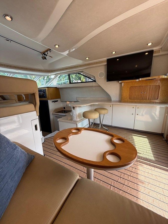 Buy a yacht - 400 Sedan Bridge