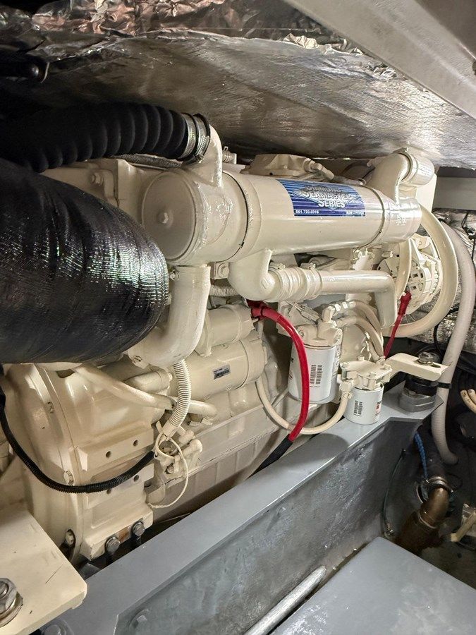 Buy a yacht - 400 Sedan Bridge