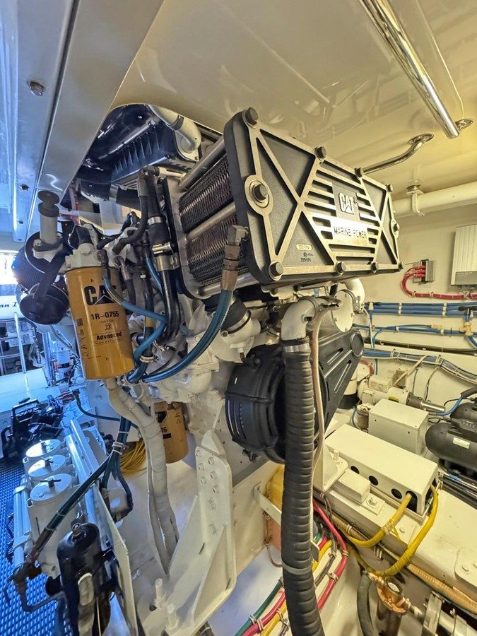 best yacht sales deals Hatteras 68 Convertible