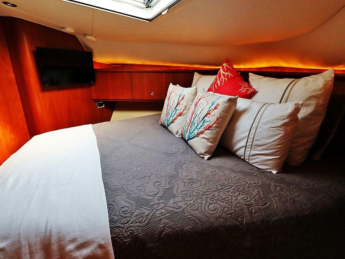 2009 Tiara Yachts Sovran 4300  Sovran 4300