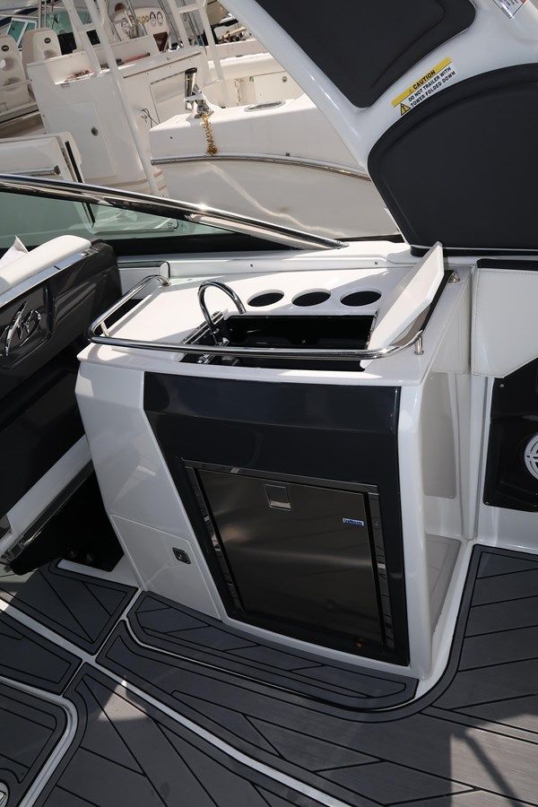 Купить яхту Monterey 275 Super Sport 27 в Shestakov Yacht Sales