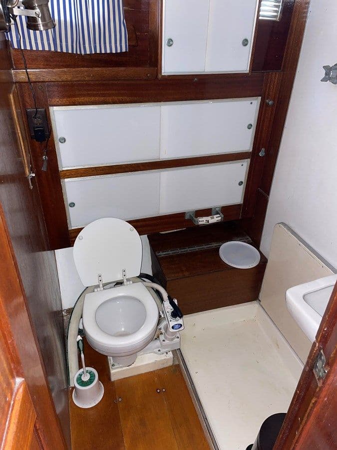 Купить яхту Boreas Sedan with Flybridge в Shestakov Yacht Sales