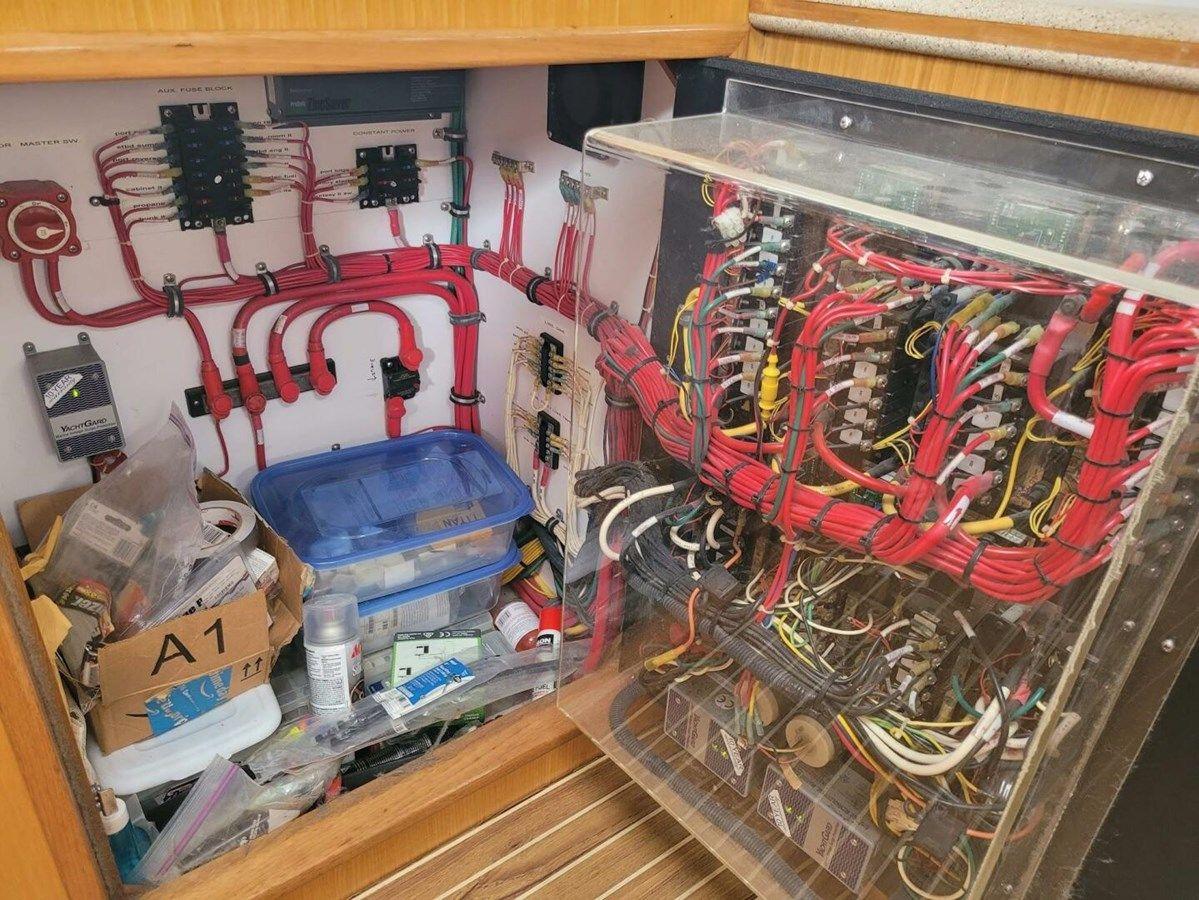 Buy a yacht Storyteller 42