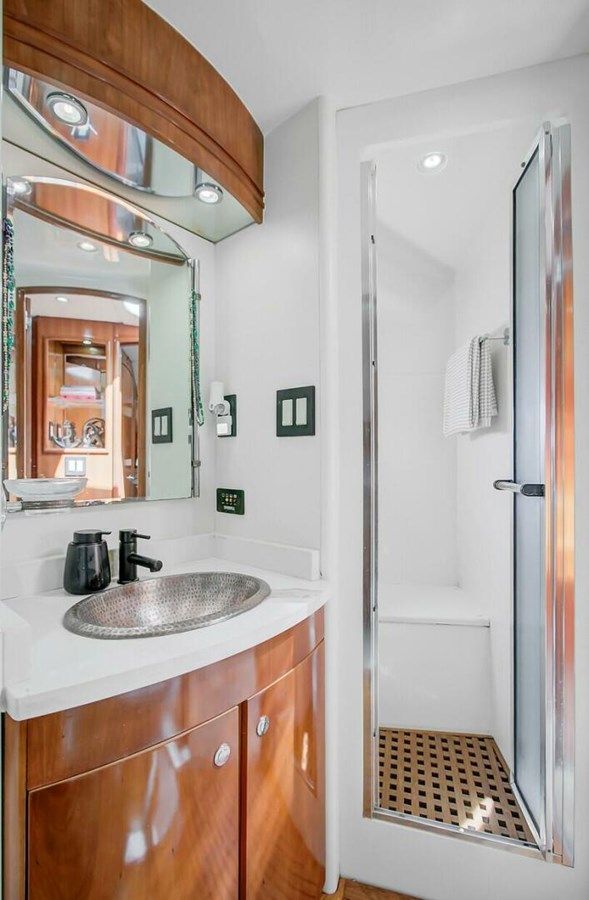 Buy a yacht No Surrender 2000