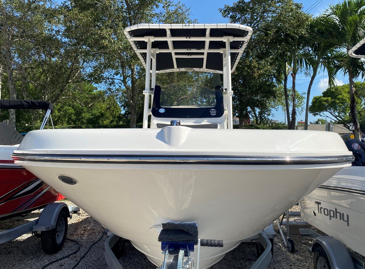 the best price on Bayliner Trophy 20CC 20
