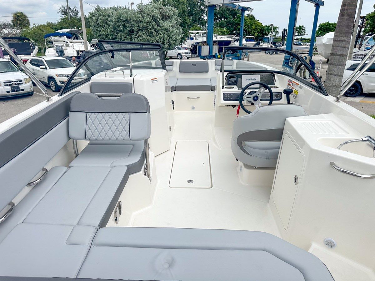 Купить яхту Bayliner DX2200 DX2200 в Shestakov Yacht Sales