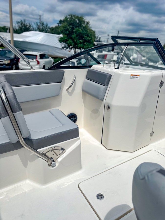 Bayliner DX2200 21