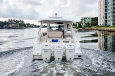 Buy a yacht 350 Realm - Boston Whaler