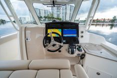 Buy a yacht 350 Realm - Boston Whaler