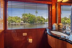 best yacht sales deals JEF82110L506 2006