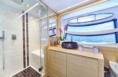 Buy a yacht HIT