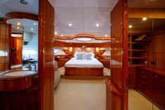 the best price on LADY YOUSRA 85