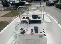 Buy a yacht 2002 Cobia 211 Bay Boat 2002