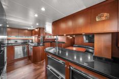 the best price on AZIMUT 100 2006
