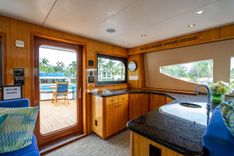 Купить яхту TOP SHELF - Hatteras в Shestakov Yacht Sales