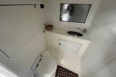 the best price on VANDUTCH 40 2010