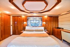 FERRETTI 881 yacht sale