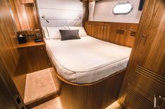 Купить яхту JOHNSON 80' SKYLOUNGE WHYDRAULIC PLATFORM 2026 в Shestakov Yacht Sales