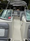 best yacht sales deals Sea Ray 220 Sundeck