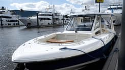Лучшие предложения покупки яхты 35 ft 2020 Boston Whaler 350 Realm, Yacht Kings 35