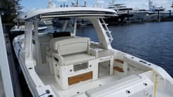 Купить яхту 35 ft 2020 Boston Whaler 350 Realm, Yacht Kings - Boston Whaler в Shestakov Yacht Sales