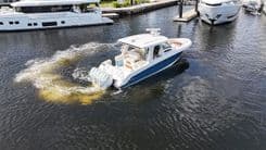 35 ft 2020 Boston Whaler 350 Realm, Yacht Kings - Boston Whaler