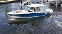 35 ft 2020 Boston Whaler 350 Realm, Yacht Kings