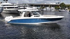 Лучшая цена на 35 ft 2020 Boston Whaler 350 Realm, Yacht Kings