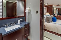 Лучшая цена на LION'S DEN - WESTPORT